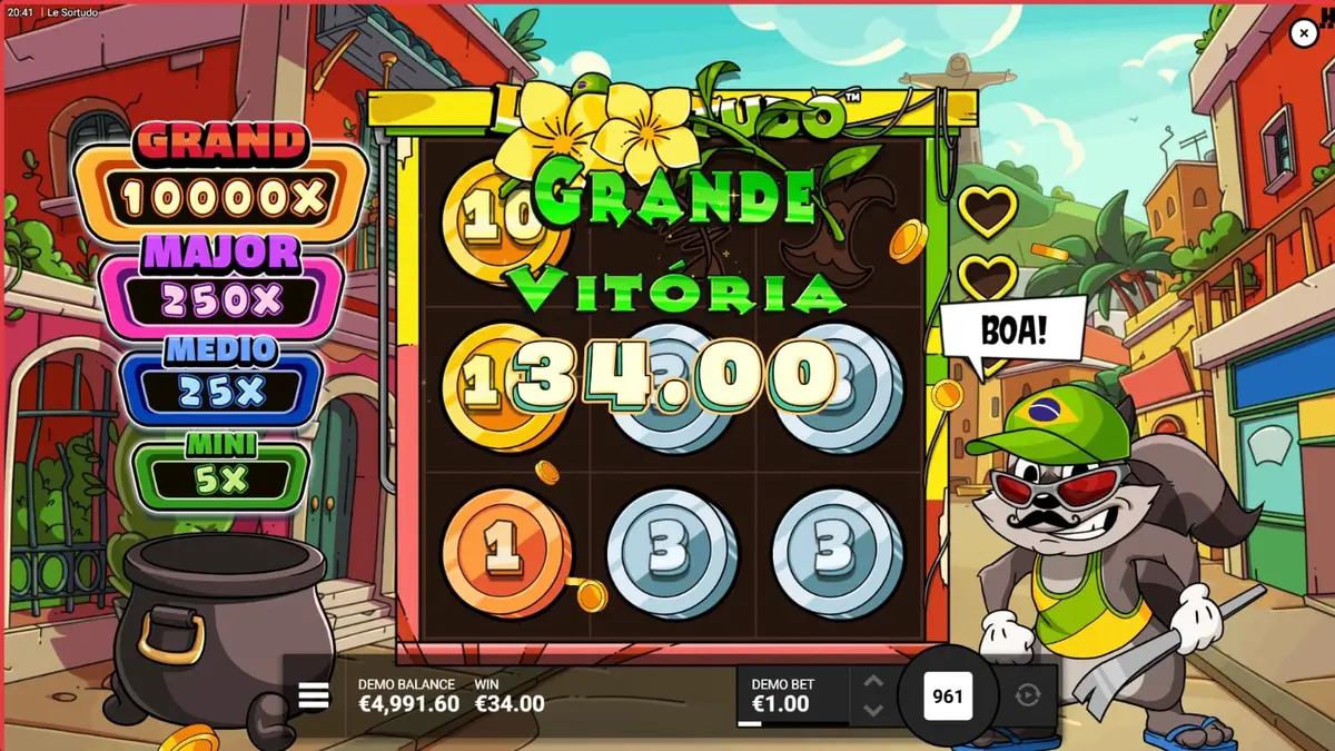 Smokey si rakun dalam slot Le Sortudo dengan latar belakang jalanan Brasil yang meriah